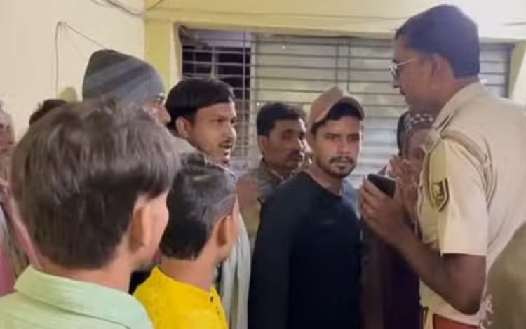 Bihar News: जमुई में प्रसव के दौरान महिला की मौत पर भारी बवाल, घटना के बाद डॉक्टर और संचालक अस्पताल छोड़कर फरार