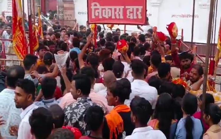 Video: बिहार के थावे मंदिर में नवरात्र के पहले दिन बेकाबू हुई भीड़, पुलिस से भी हुई नोकझोंक