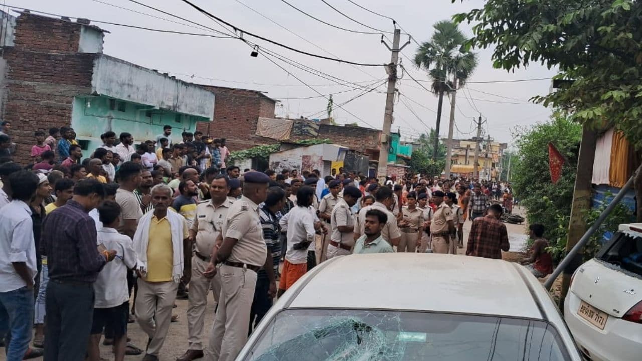 Bihar News: рджрд╛рдирд╛рдкреБрд░ рдореЗрдВ рдмрдВрдзрдХ рдмрдирд╛рдХрд░ рдпреБрд╡рдХ рдХреА рд╣рддреНрдпрд╛, рдЖрдХреНрд░реЛрд╢рд┐рдд рдкрд░рд┐рдЬрдиреЛрдВ рдиреЗ рд╢рд╡ рд░рдЦрдХрд░ рдХрд┐рдпрд╛ рд░реЛрдб рдЬрд╛рдо