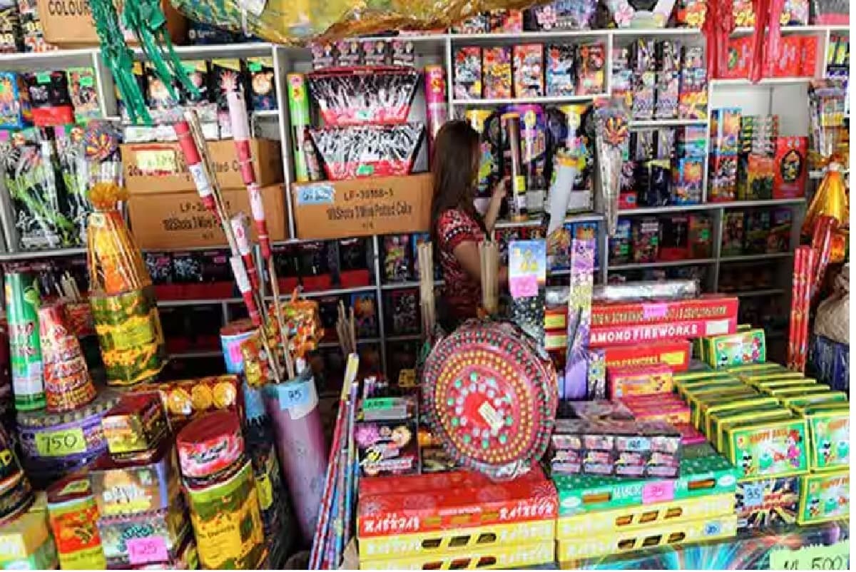 कागजों पर ही सिमट कर रह गया पटाखे पर रोक के आदेश, पटाखे से सजी पटना की दुकानें