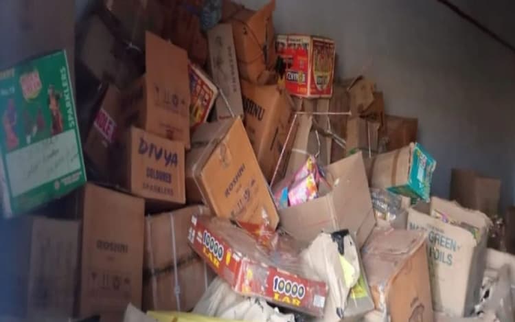 Buxar News : बक्सर शहर में मिले एक सौ टन पटाखे के जखिरे, दो दुकान के साथ मकान सील