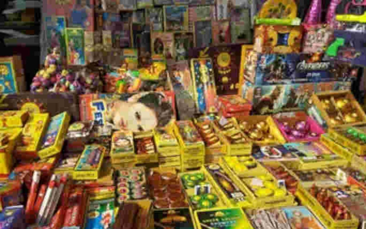 Diwali 2024: आज शाम छह बजे से 10 बजे रात तक आतिशबाजी की रहेगी छूट, जानें मार्केट में पटाखों की कीमत