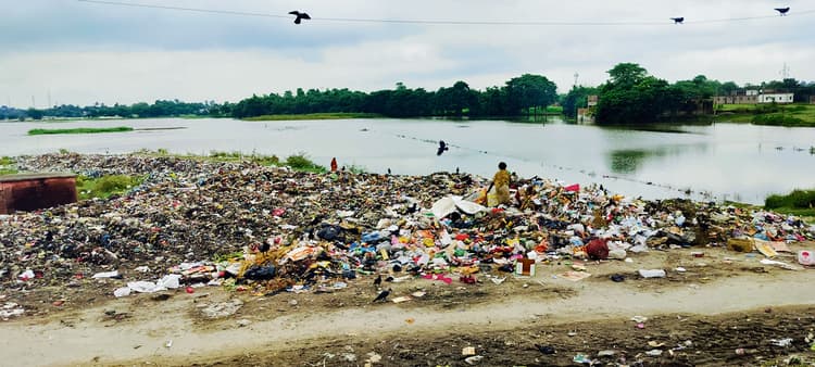 Madhepura News : नदी किनारे फेंका जा रहा नगर परिषद का कचरा