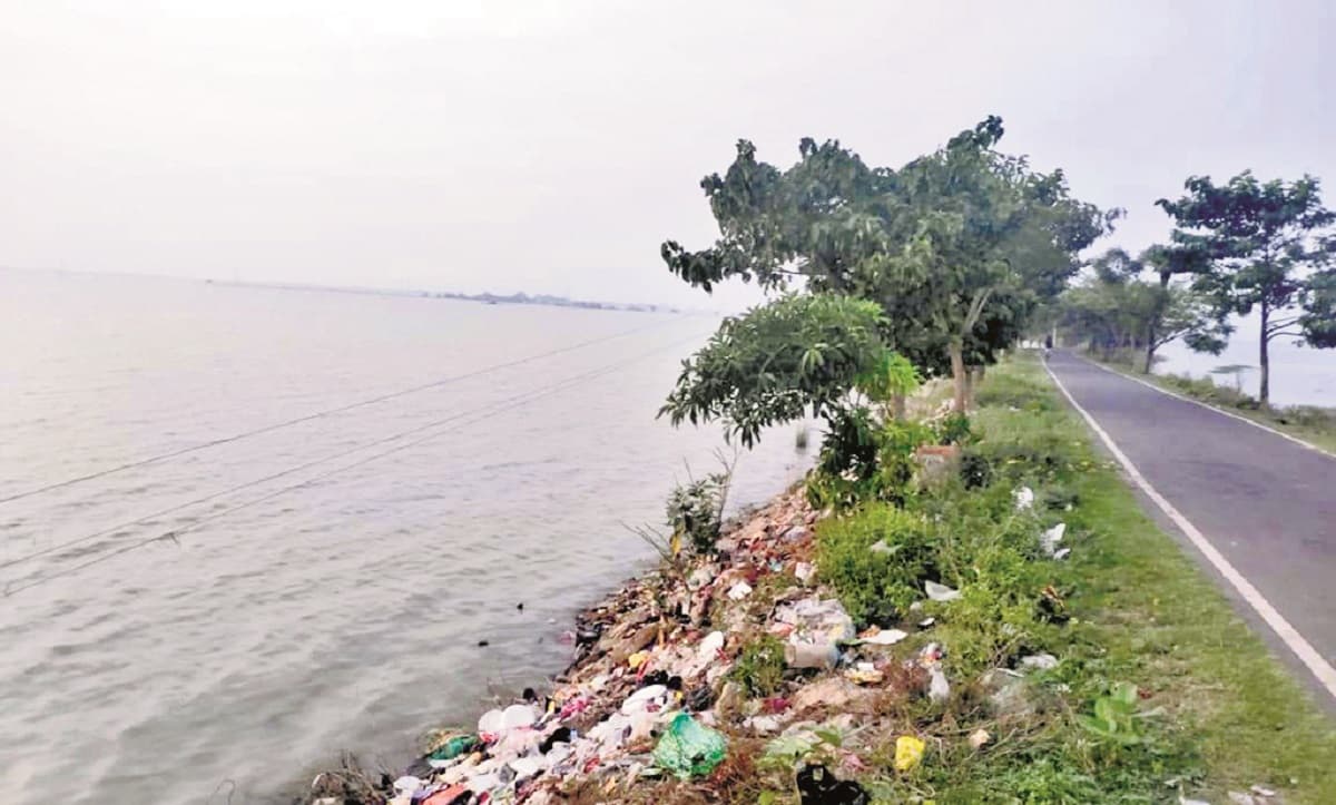 Munger News : मछलियों के लालच में खेतों से नहीं निकलने दे रहे पानी