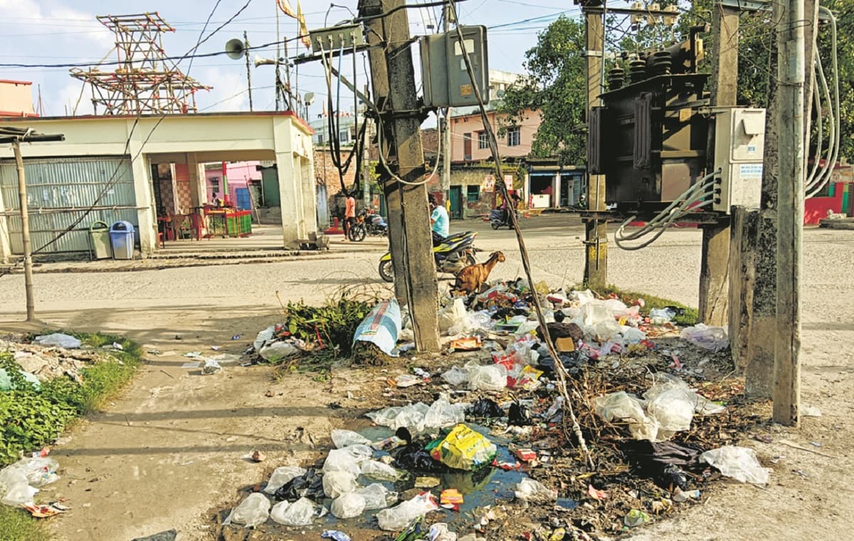 Saharsa News : कैसे जायेंगे माता के द्वार, सड़क पर है गंदगी का अंबार