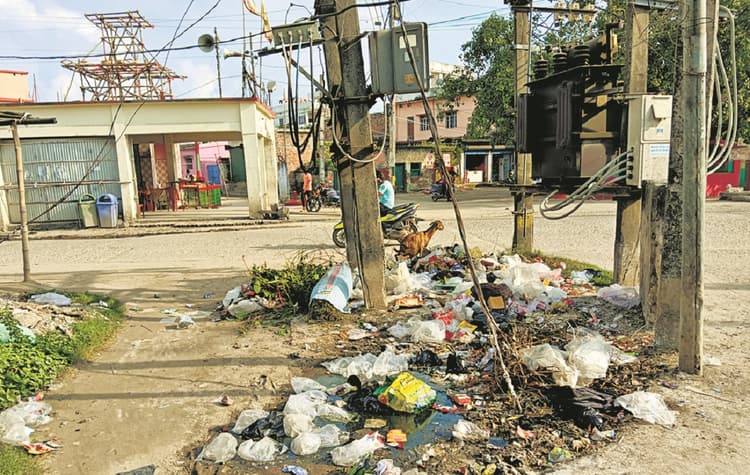 Saharsa News : कैसे जायेंगे माता के द्वार, सड़क पर है गंदगी का अंबार