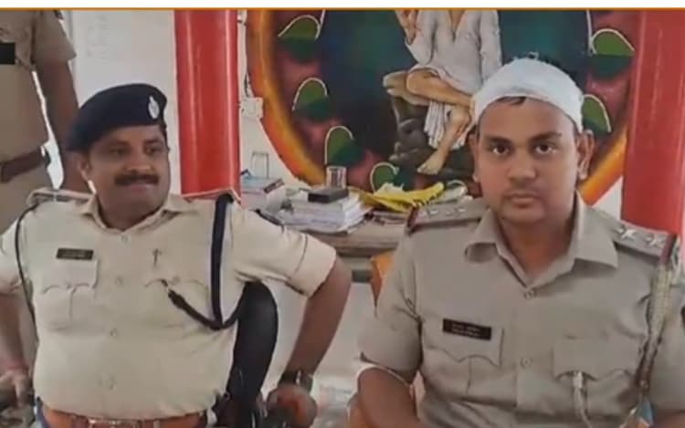 Bihar News: मुंगेर में पुलिस पर जानलेवा हमला, पत्थर लगने से दारोगा का फटा सिर, आक्रोशित लोगों ने आरोपियों को पुलिस कस्टडी से भगाया