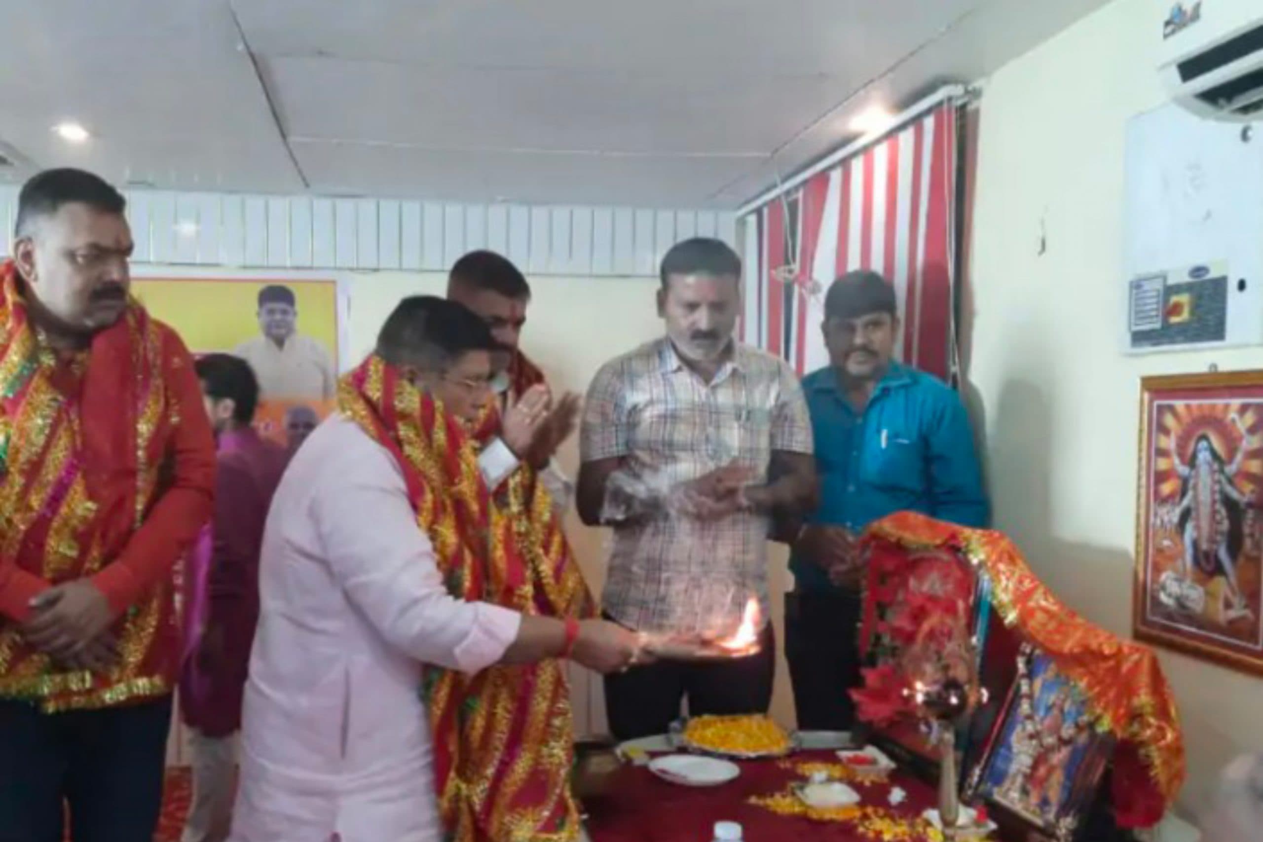 Muzaffarpur News: नवरात्र पर फलाहार कार्यक्रम आयोजित, पूर्व मंत्री सुरेश शर्मा हुए शामिल