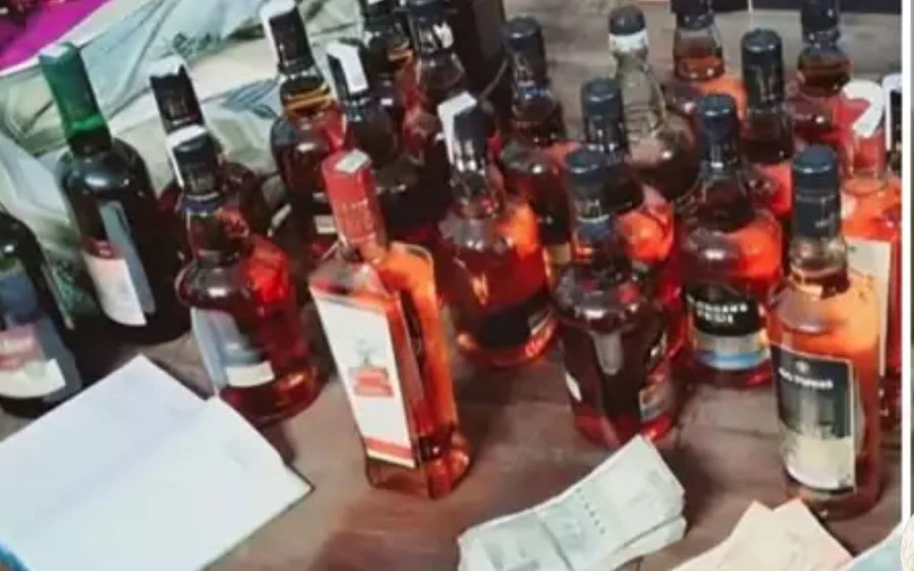 Bihar: RPF इंस्पेक्टर के घर से शराब की बोतलें, नकदी बरामद