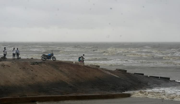 Weather Forecast: आज भी दिखेगा तूफान DANA का असर! बिहार-झारखंड में होगी बारिश, जानिए अगले 12 घंटों का मौसम