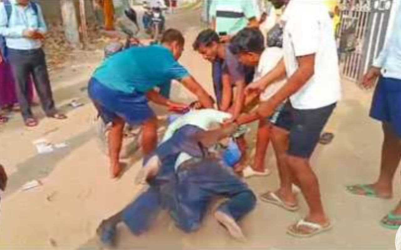 स्कूल बना जंग का मैदान, दो शिक्षक आपस में भिड़े, जमकर चले लात घूंसे