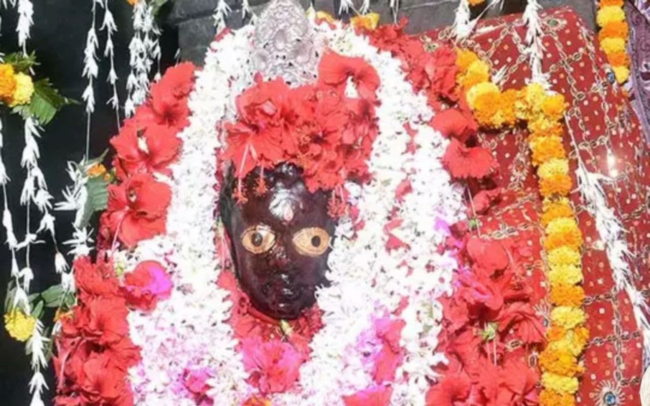 बिहार में है दुनिया का सबसे चमत्कारी मंदिर, जहां बलि देने पर नहीं निकलता बकरे का खून बिहार में है दुनिया का सबसे चमत्कारी मंदिर, जहां बलि देने पर नहीं निकलता बकरे का खून