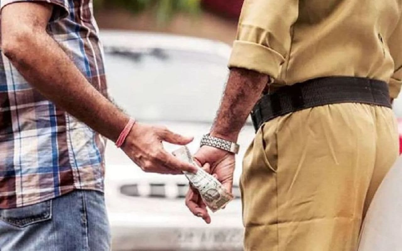 Gaya News : रिश्वत लेकर आचरण व पासपोर्ट बनवा रही थी महिला सिपाही, SSP ने किया सस्पेंड Gaya News : रिश्वत लेकर आचरण व पासपोर्ट बनवा रही थी महिला सिपाही, SSP ने किया सस्पेंड