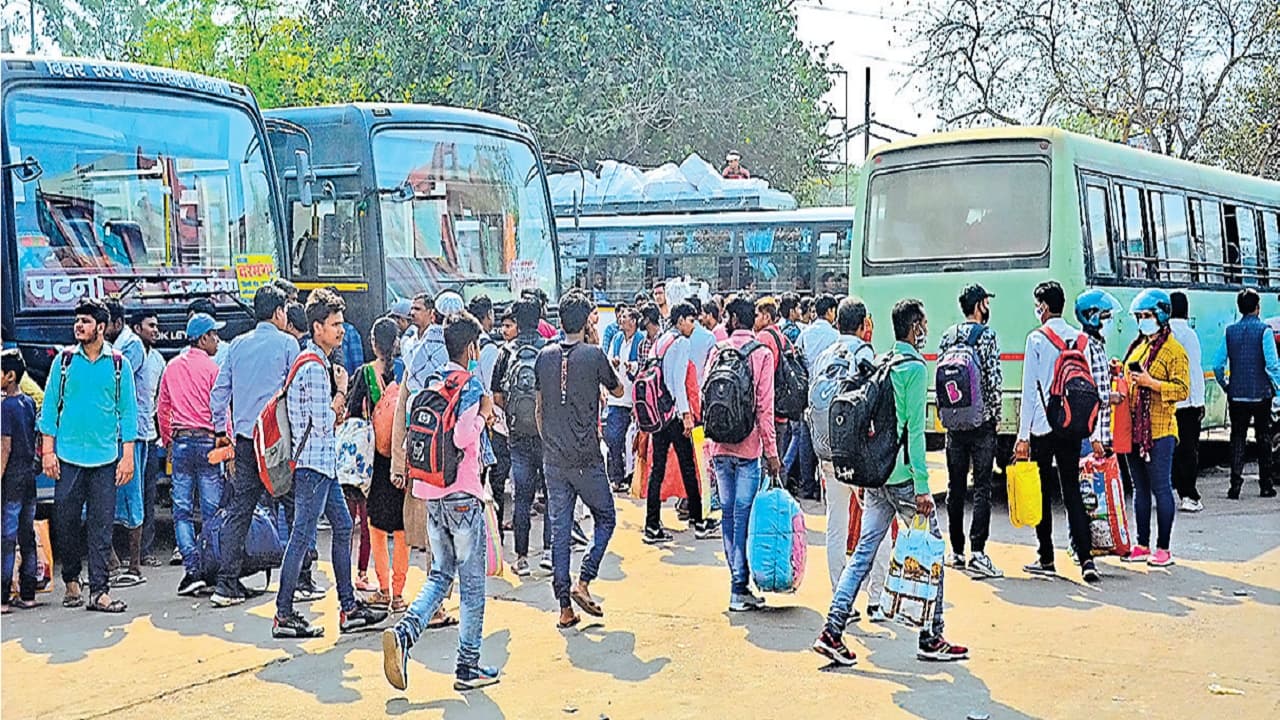 बैरिया ISBT में बढ़ी यात्रियों की भीड़, बढ़ाई गयी बसों की संख्या