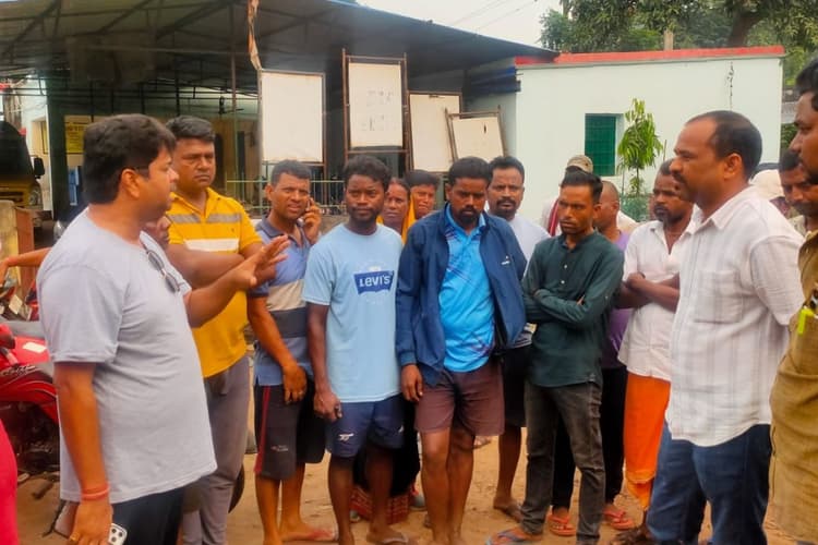 Jharkhand News: सरायकेला में जंगली हाथी ने युवक को पटक कर मार डाला, वन विभाग पर आक्रोशित हुए ग्रामीण