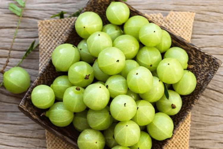 Hair care with Amla: अब आंवले का पानी करेगा आपके सफेद बालों की समस्या को दूर