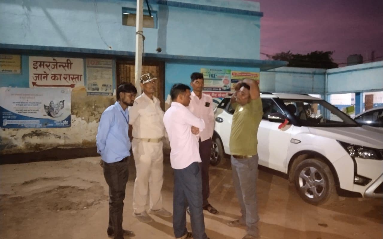 Aurangabad: लालू यादव आंगन में बैठकर खा रहे थे खाना, कमरे में फ़ंदे से झूलता मिला पत्नी का शव Aurangabad: लालू यादव आंगन में बैठकर खा रहे थे खाना, कमरे में फ़ंदे से झूलता मिला पत्नी का शव