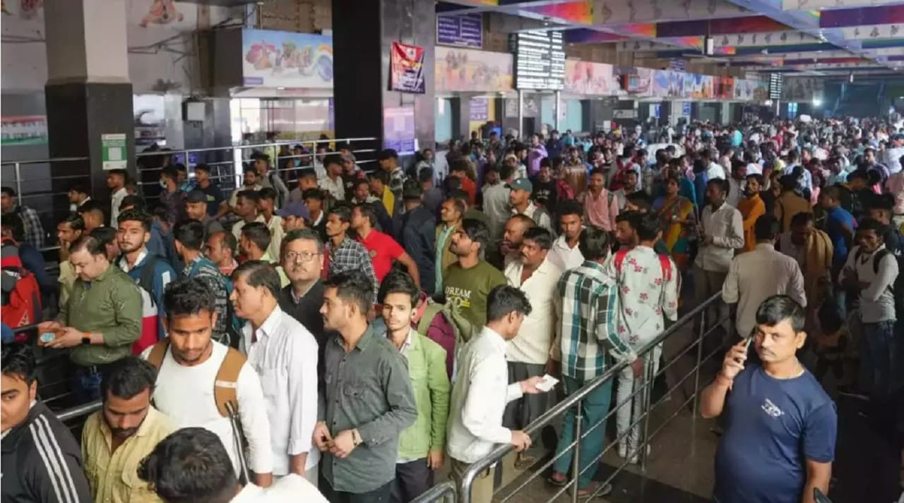 Indian Railway: दिवाली से छठ पूजा तक नहीं मिलेगा प्लेटफॉर्म टिकट, इन लोगों को मिलेगी छूट