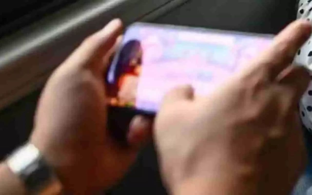 Bihar Teacher: महिला शिक्षक को अश्लील फोटो और धमकी देने वाले शिक्षक के खिलाफ एक्शन, हुआ निलंबित