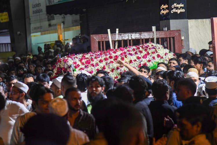 Baba Siddique Murder: बाबा सिद्दीकी सुपुर्द-ए-खाक, राजकीय सम्मान के साथ दी गई अंतिम विदाई