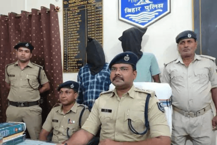 Bettiah News: अपराध की साजिश रचते 2 बदमाश गिरफ्तार, देसी पिस्टल व दो कारतूस जब्त