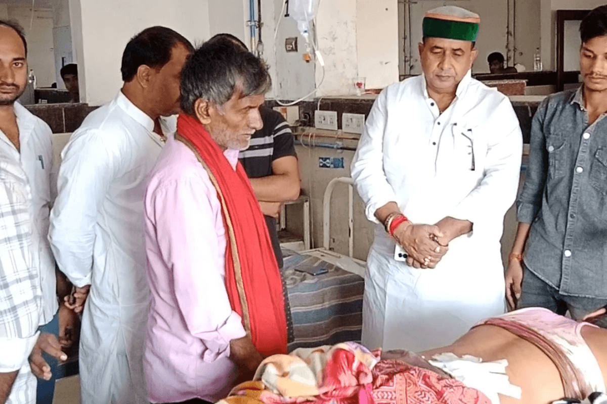 Bettiah News: कलश विसर्जन कर लौट रहे युवक पर चाकू से हमला, अबीर फेंकने पर हुआ विवाद