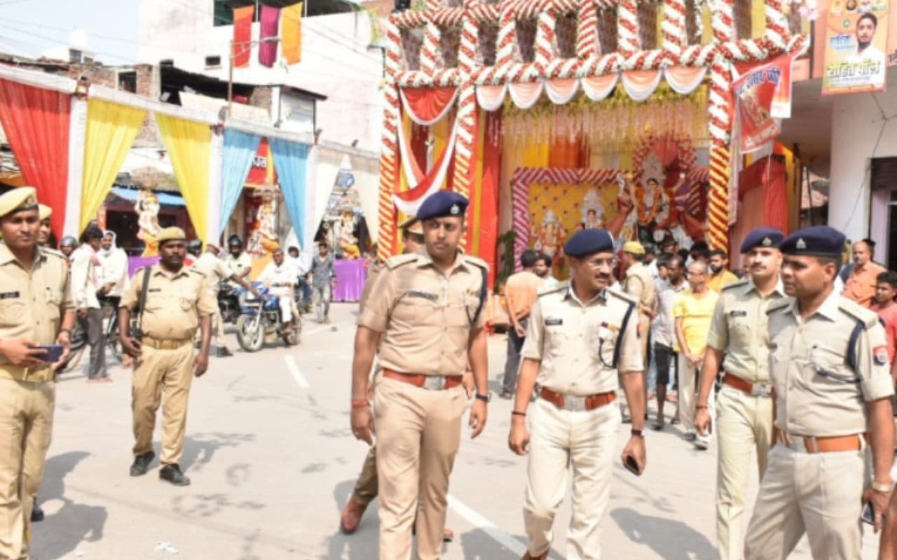 Bihar Police: दुर्गा पूजा को लेकर पुलिस अलर्ट, 1.35 लाख असामाजिक तत्वों की पहचान Bihar Police: दुर्गा पूजा को लेकर पुलिस अलर्ट, 1.35 लाख असामाजिक तत्वों की पहचान