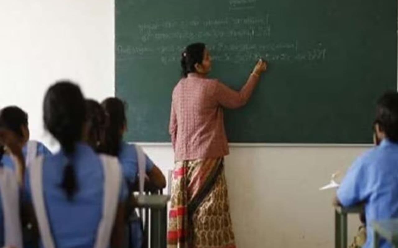 बिहार में सरकारी शिक्षकों को बड़ी राहत, अब इतने दिन लेट आने पर कटेगा वेतन