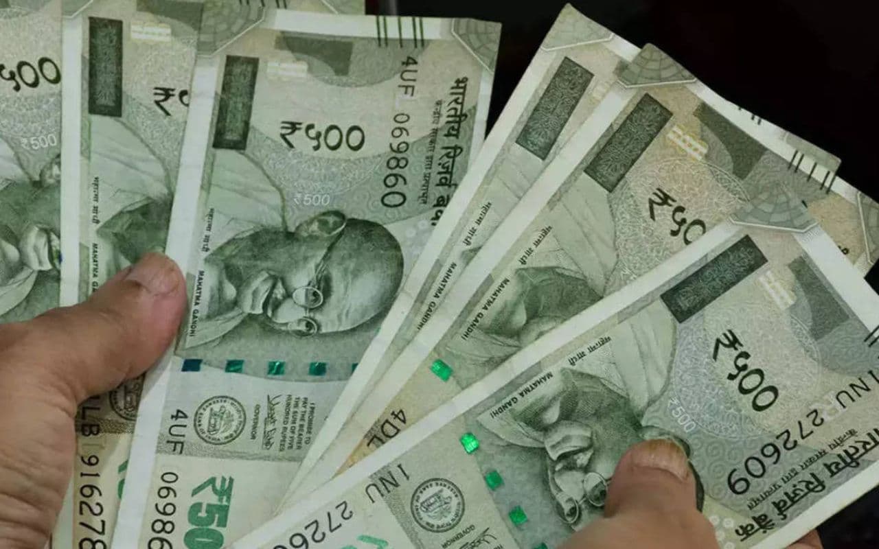 Bihar Teacher Salary: बिहार में शिक्षकों को एक साथ मिलेगी तीन महीने की सैलरी, दुर्गा पूजा से पहले आई गुड न्यूज Bihar Teacher Salary: बिहार में शिक्षकों को एक साथ मिलेगी तीन महीने की सैलरी, दुर्गा पूजा से पहले आई गुड न्यूज