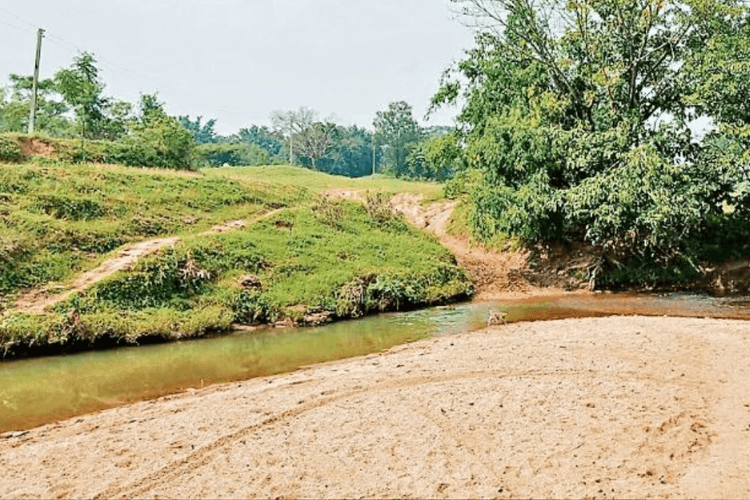 Gumla News: आजादी के बाद भी बुनियादी सुविधाओं से वंचित है यह गांव, लोगों ने कहा- रोड नहीं, तो वोट नहीं