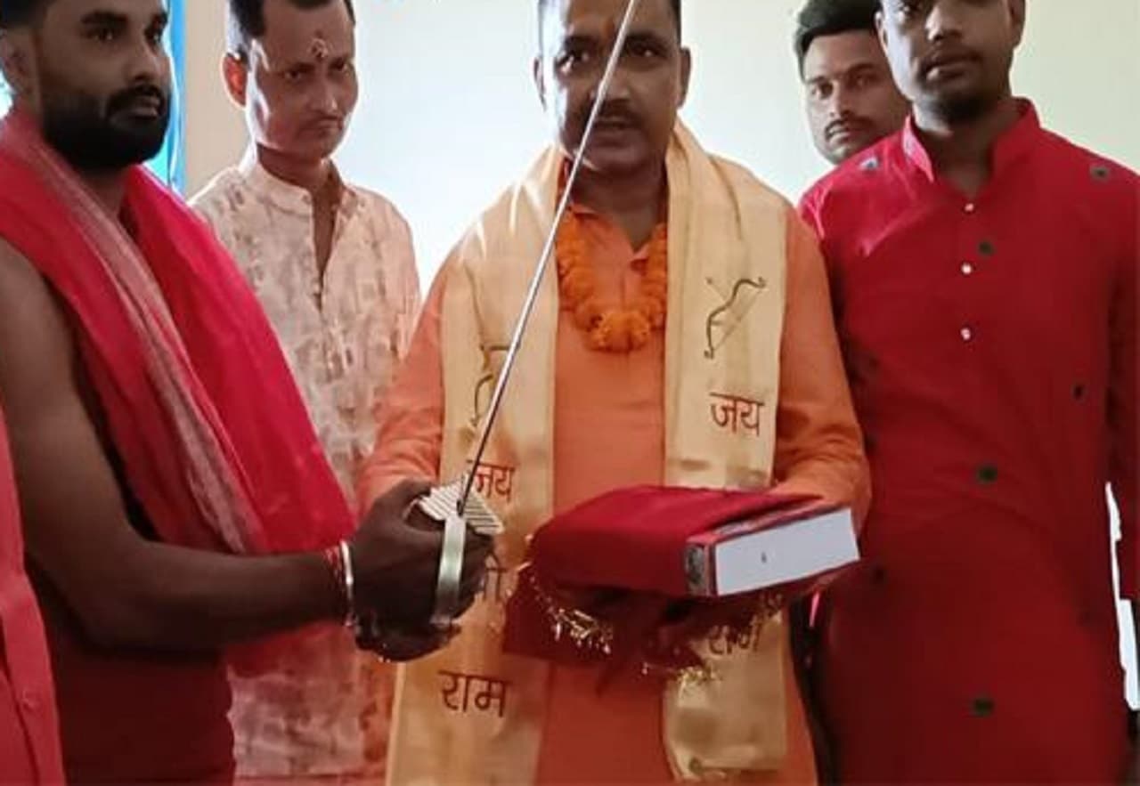 Bihar News: नवरात्रि के मौके पर तलवार बांट रहे हैं बिहार के ये विधायक, धर्म रक्षा के लिए बता रहे जरूरी