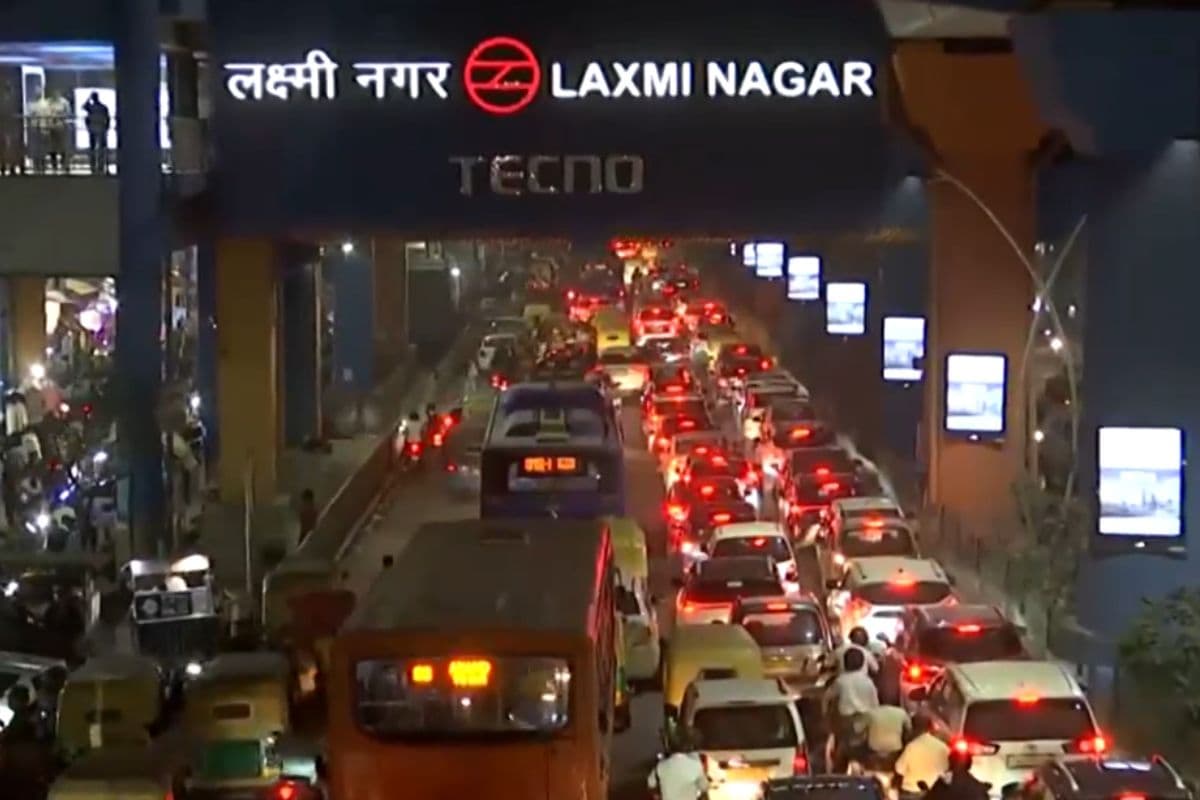 Delhi Heavy Traffic: जाम से कराह रही दिल्ली, धनतेरस में सड़कों पर गाड़ियों की लंबी कतार