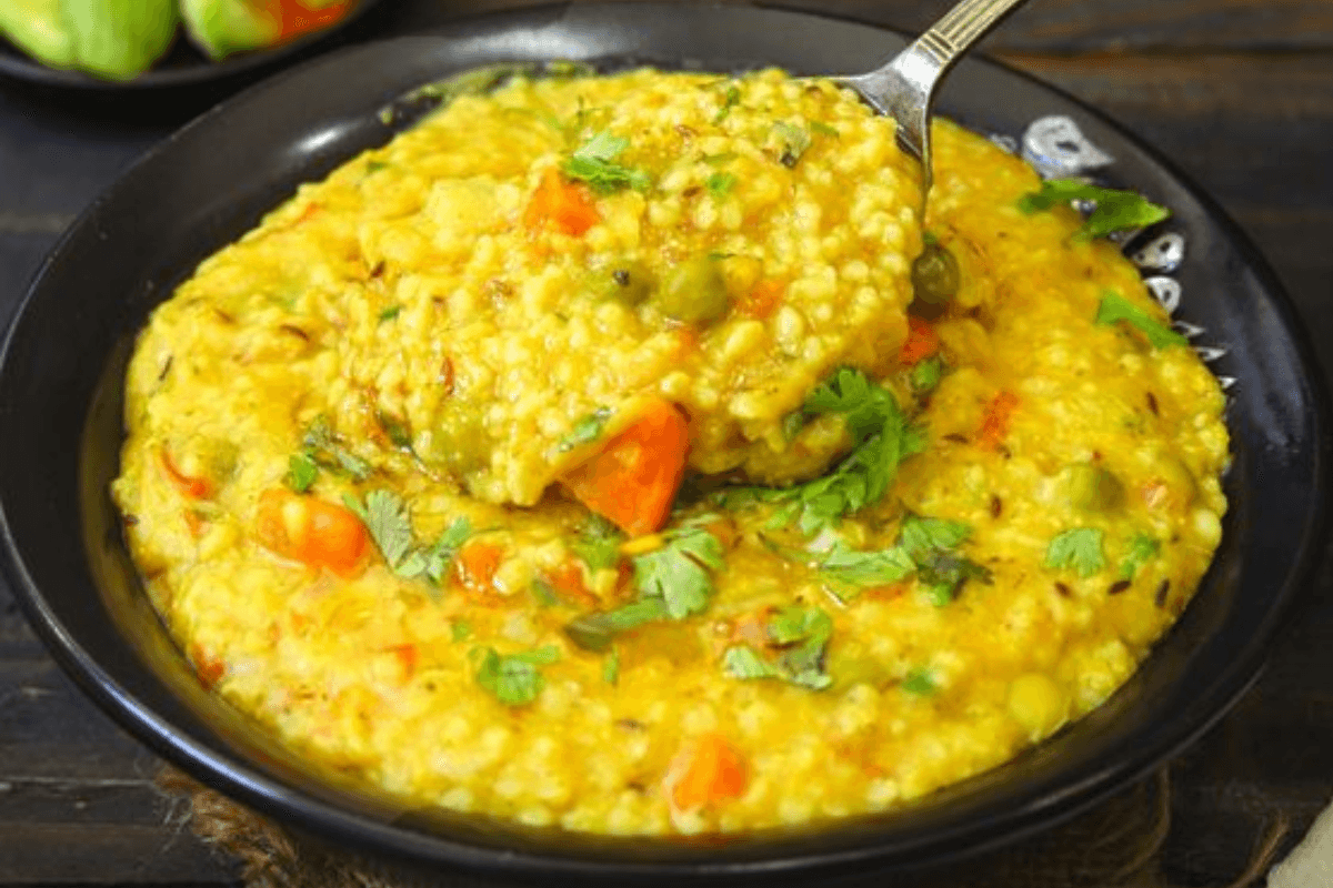 Masala Khichdi Recipe : खिचड़ी को दें मसालेदार ट्विस्ट, यहां जानें बनाने का आसान तरीका