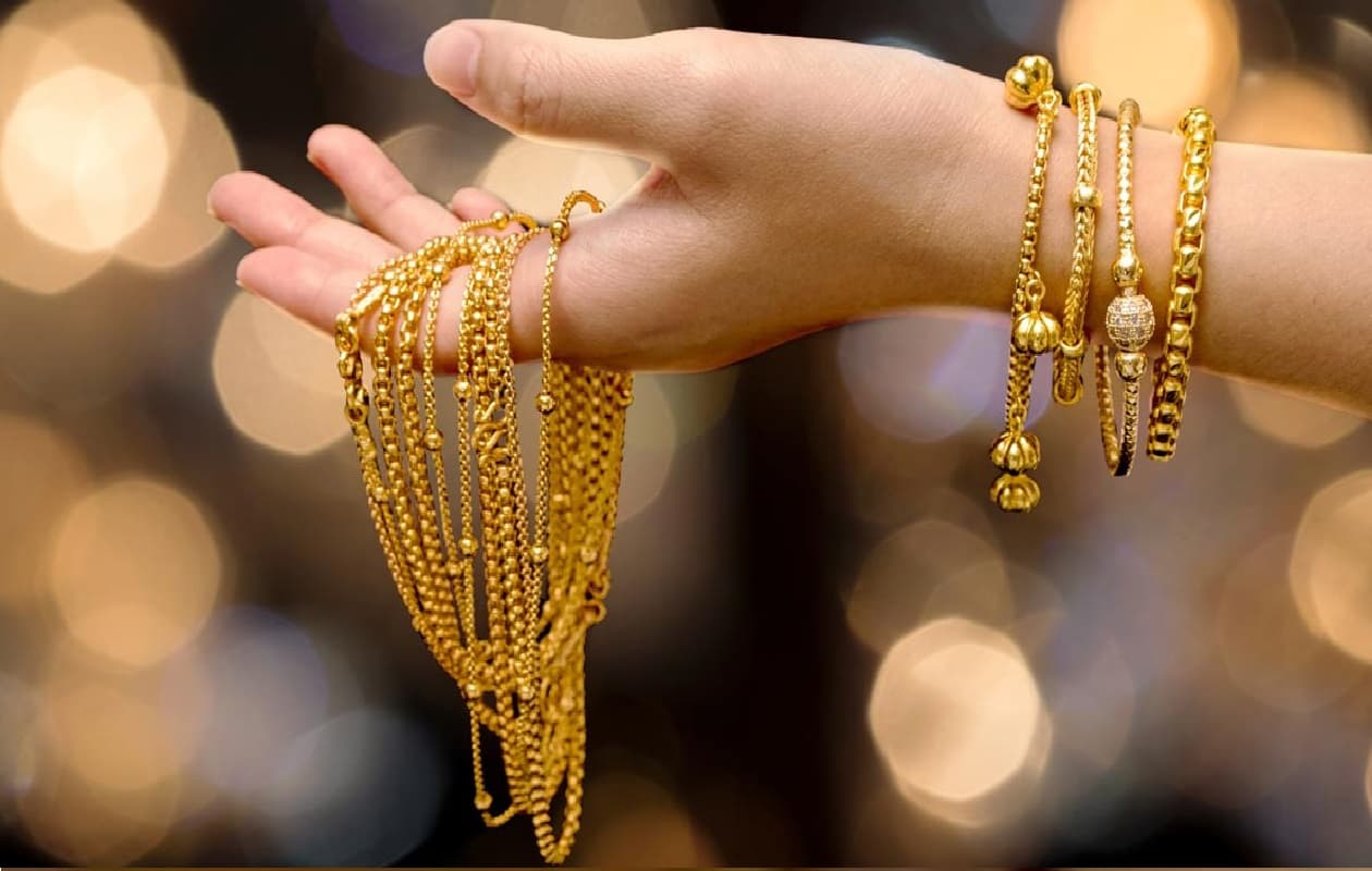 नवरात्र से पहले सोना की नौ दिनों की तेजी पर लगा ब्रेक, चांदी हो गई सस्ती, जानें ताजा रेट