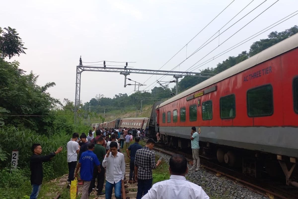 Train Accident: अगरतला-लोकमान्य टर्मिनल एक्सप्रेस के 8 डिब्बे पटरी से उतरे, हेल्पलाइन नंबर जारी