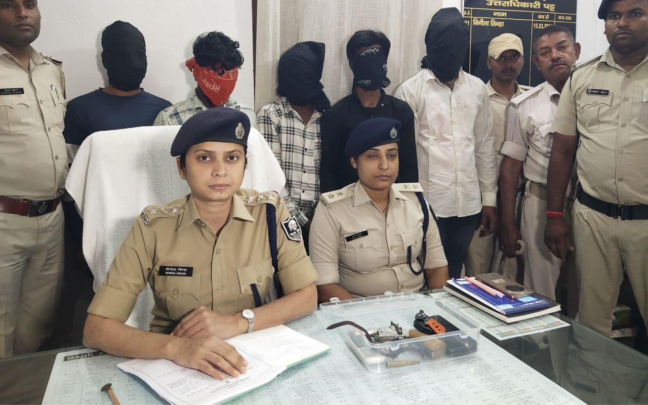 Muzaffarpur News: हाइवे पर लूटपाट करने वाला तीन अपराधी गिरफ्तार, बैंककर्मी से पिस्टल के बल पर किया था लूट Muzaffarpur News: हाइवे पर लूटपाट करने वाला तीन अपराधी गिरफ्तार, बैंककर्मी से पिस्टल के बल पर किया था लूट