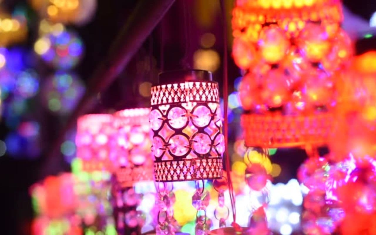 Muzaffarpur News: दिवाली लाइट्स की धूम, घूमने वाले गणेश जी और आरती की बढ़ी डिमांड