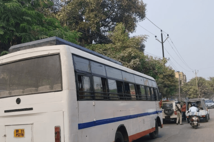 Muzaffarpur News: बस की छत पर बैठ मौत की सवारी कर रहे थे सात लोग, लगा करंट, एक की मौत