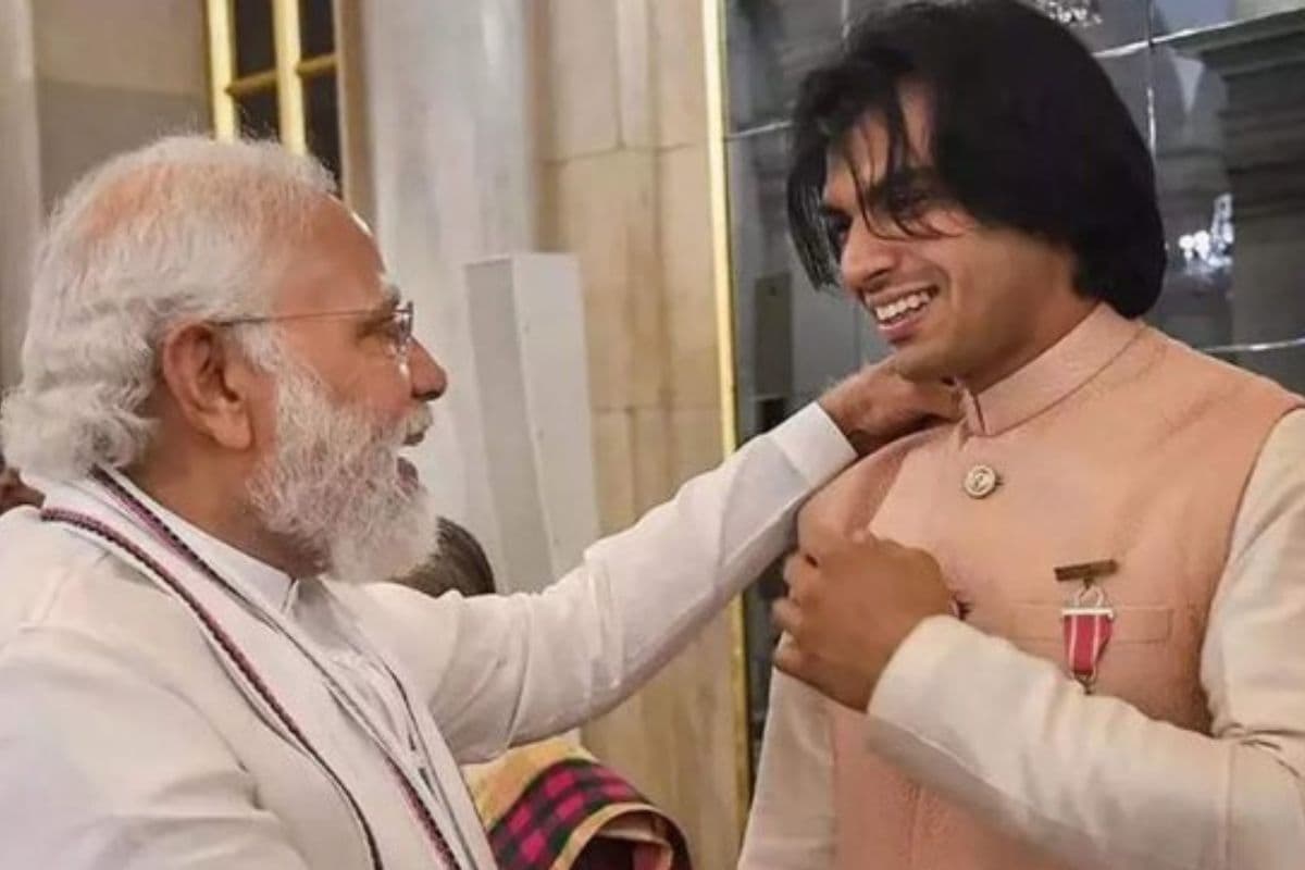 Narendra Modi: नीरज चोपड़ा की मां के हाथों बने ‘चूरमा’ खाकर भावुक हुए पीएम मोदी, पत्र लिखकर दिया धन्यवाद