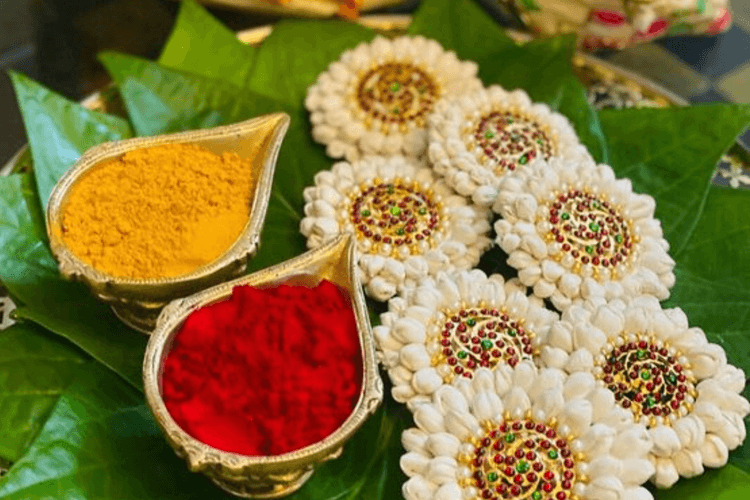 Navratri 2024: मातारानी के मंदिर में भेंट चढ़ाएं ये 6 चीज और पाएं विशेष आशीर्वाद
