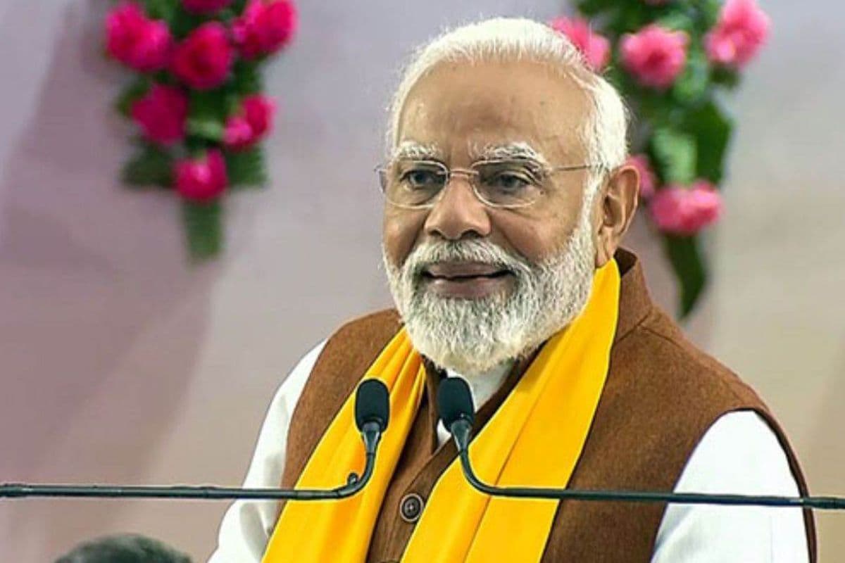 PM Modi वाराणसी पहुंचे, करोड़ों रुपये की परियोजनाओं का करेंगे लोकार्पण और शिलान्यास
