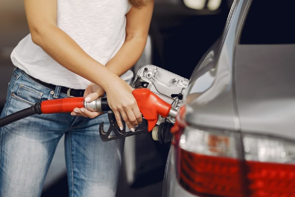 Petrol Price: दशहरा के पूजा पंडालों का दर्शन करने के लिए आज ही भरा लें पेट्रोल, जानें आज का ताजा रेट