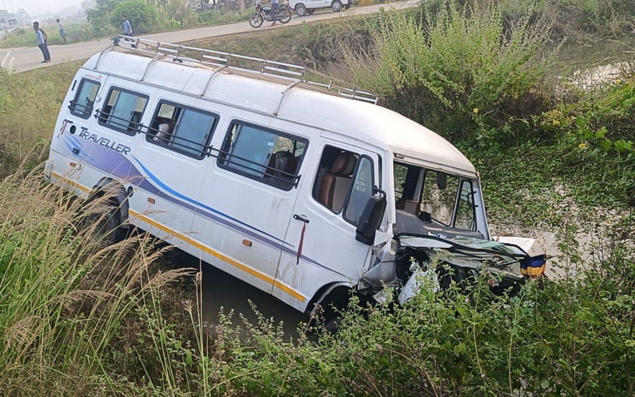 Road Accident: बच्चों से भरा स्कूल वैन खेत में पलटा, सरायकेला के रांगामाटिया में हुई घटना