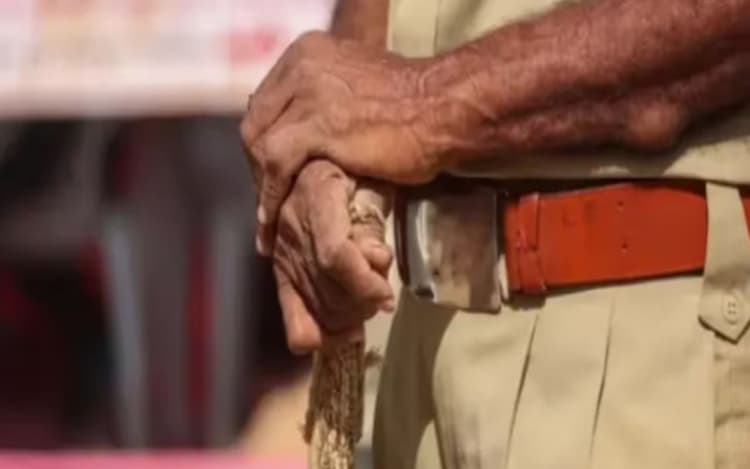 Sand Mafia: बालू माफियाओं से सांठगांठ में थानाध्यक्ष समेत छह पुलिसकर्मी निलंबित, 12 लाइन हाजिर