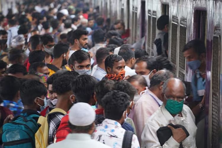Bandra Terminus: मुंबई के बांद्रा टर्मिनस रेलवे स्टेशन पर मची भगदड़