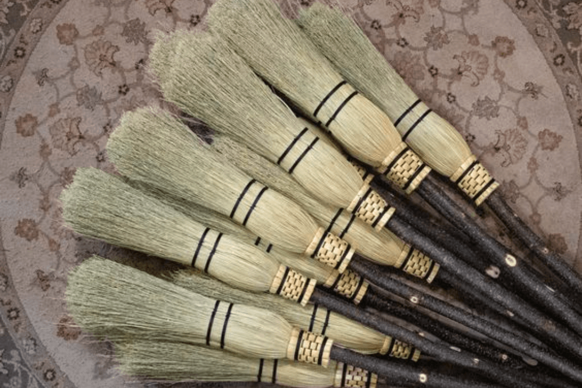 Vastu Tips for Broom: दिवाली पर झाड़ू खरीदने के जान लें नियम