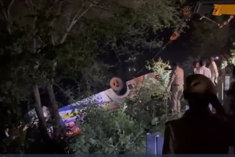 Accident: यूपी के सिद्धार्थनगर में दर्दनाक हादसा, नाले में बस गिरने से 3 की मौत, 22 घायल