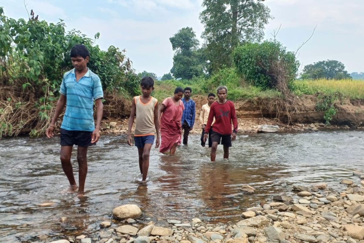 Jharkhand Election 2024: लातेहार के इस गांव में बरसात के दिनों में बच्चे नहीं जा पाते स्कूल