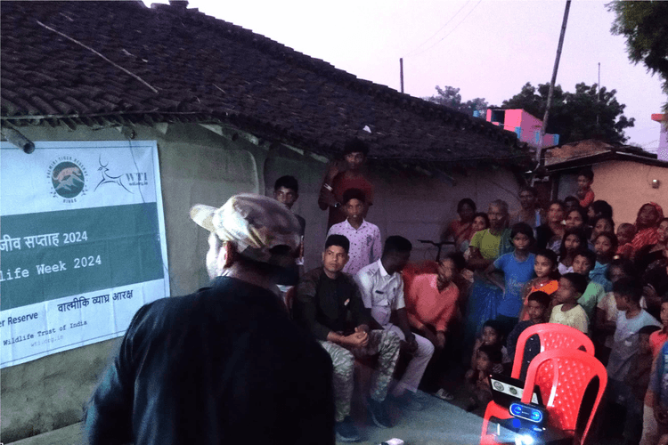 Bagaha News: वन विभाग की टीम ने सरीसृप सांपो को लेकर लोगों को किया जागरूक