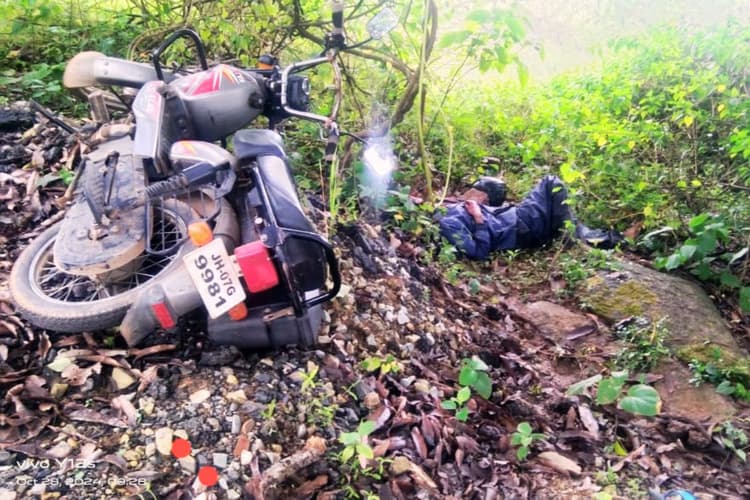 Big Breaking: लातेहार-गुमला सीमा पर झाड़ी के पास मिला शव, पास में पड़ी है मोटरसाइकिल